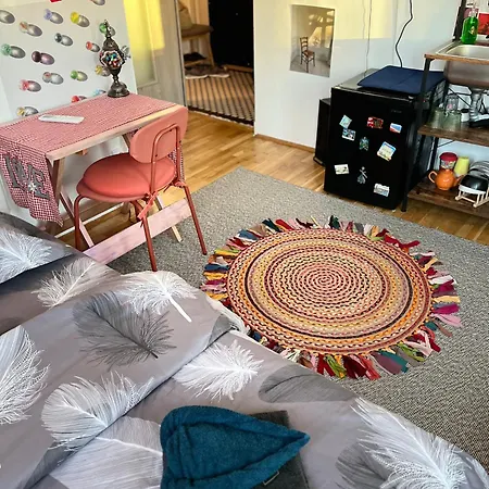 Artsy Studio, Self Check-in! Apartment Bucharest